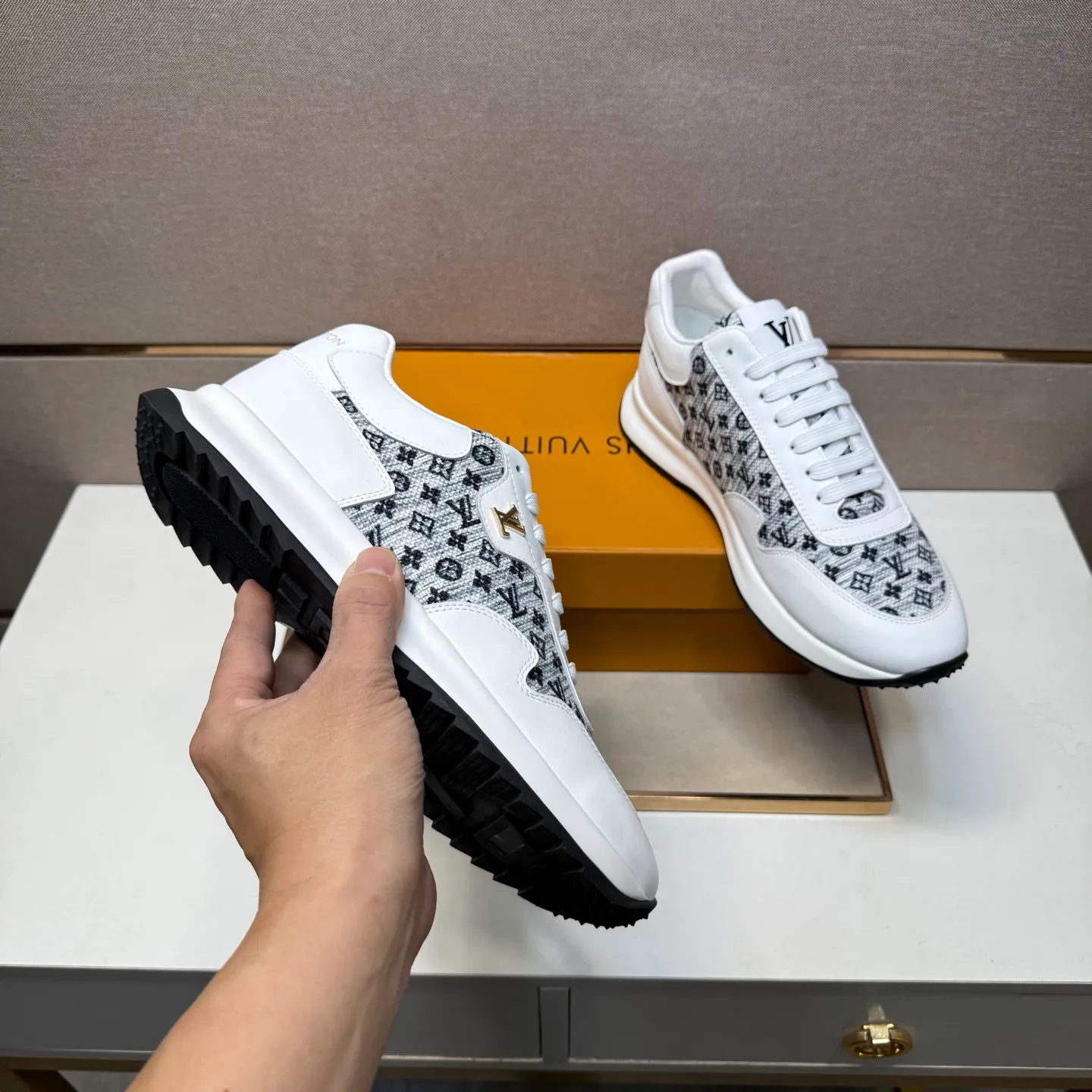 ⬛️Ex-factory price p442【LV～】men's casual shoes, 2025z cabinet sales simultaneously 🔶Size: 38-44 #️⃣ 🔷3 colors🔜The upper is made of multi-material splicing ➕Genuine leather lining, comfortable and breathable, sole: original comfortable and wear-resistant outsole, ⚠️real thing📱photographed🎬real thing is better📢📢📢